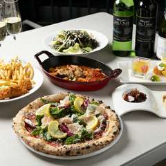 イタリアンとフレンチベースの華麗な料理をコース仕立てで提供