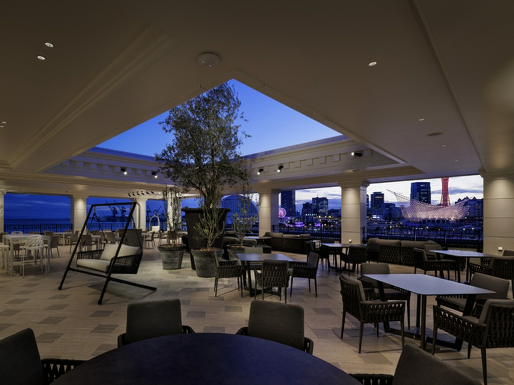 全席オープンエア。刻々と表情を変える夜景を望む理想的な舞台