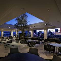 全席オープンエア。刻々と表情を変える夜景を望む理想的な舞台