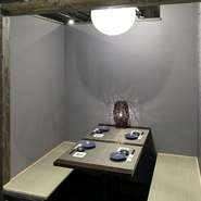 木のぬくもりを活かした和モダンな内装が印象的な店内。1階～3階までの空間はフロアごとに雰囲気が異なり、テーブル席や半個室、座敷など、シーンに合わせて利用できます。