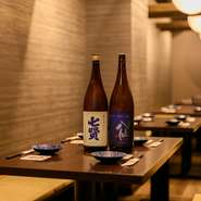 全国各地から選りすぐった日本酒を常時30種類以上ご用意。料理との相性を考慮したセレクトで、お気に入りの一杯がきっと見つかります。ワインやビール、焼酎なども充実の品揃えです。