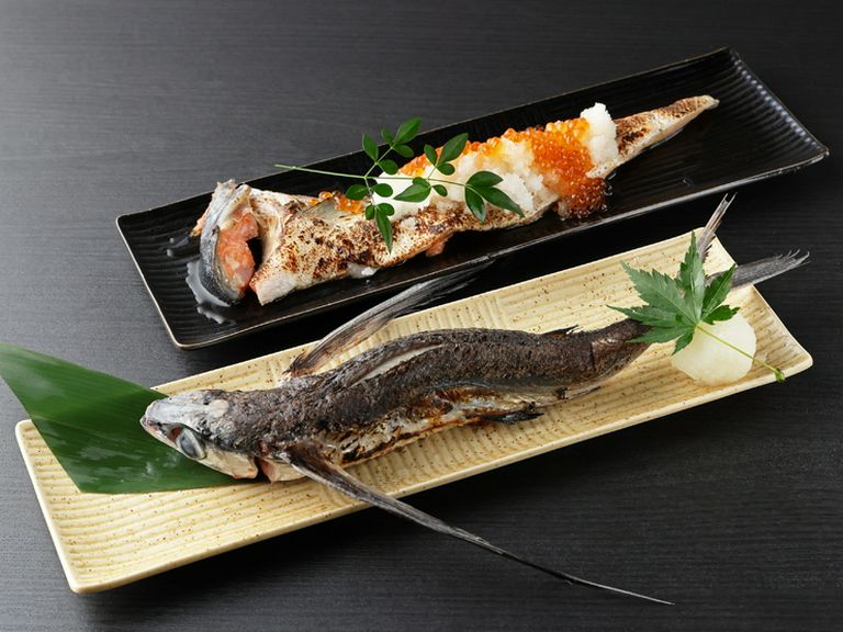 鮮魚の原始焼き(トビウオ)・鮭ハラスのいくらのせ