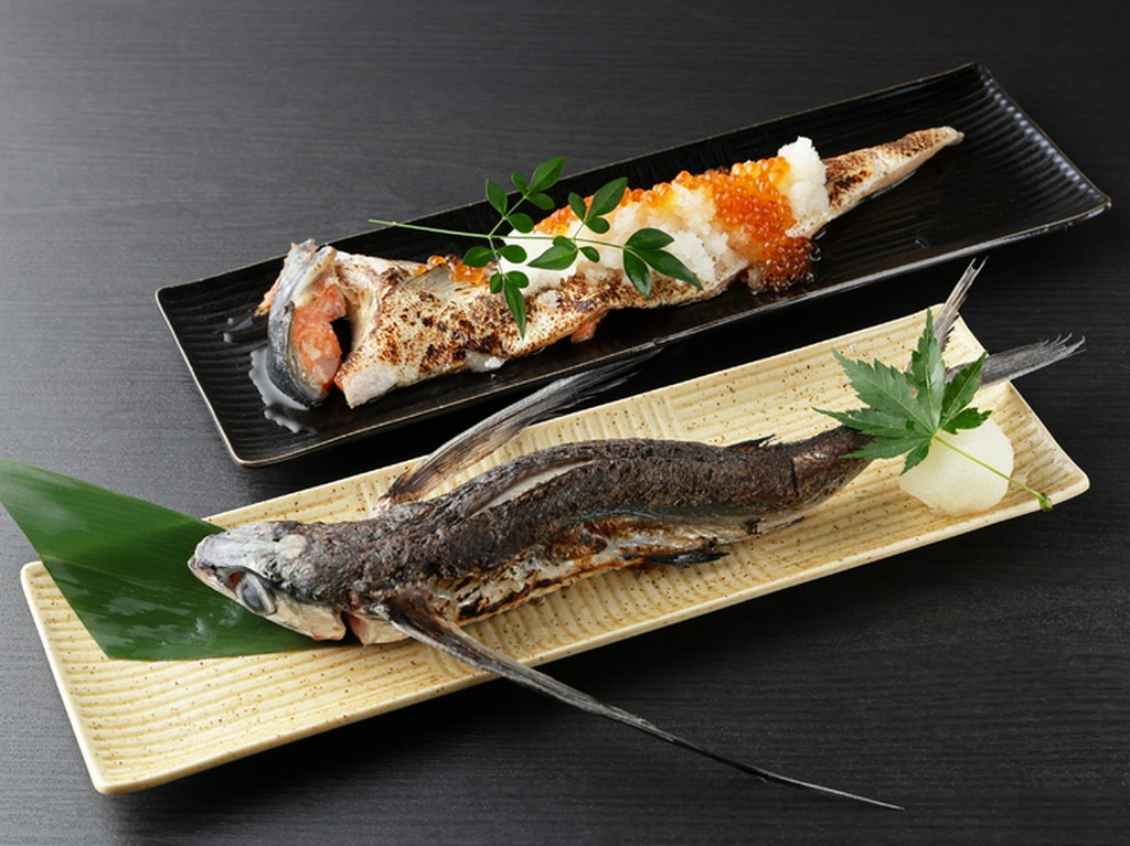鮮魚の原始焼き（トビウオ）・鮭ハラスのいくらのせ