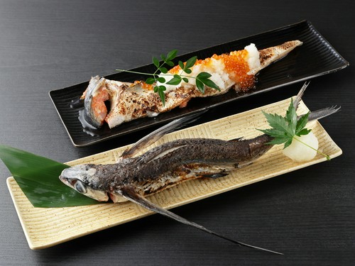 鮮魚の原始焼き（トビウオ）・鮭ハラスのいくらのせ