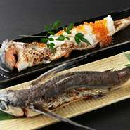 毎朝市場で厳選した鮮魚を、備長炭でふっくら焼き上げた『原始焼き』。当日仕入れた旬の鮮魚を使用しているため、時期によってもオススメが変化することも見どころ。何度でも味わってほしい、イチオシの逸品です。