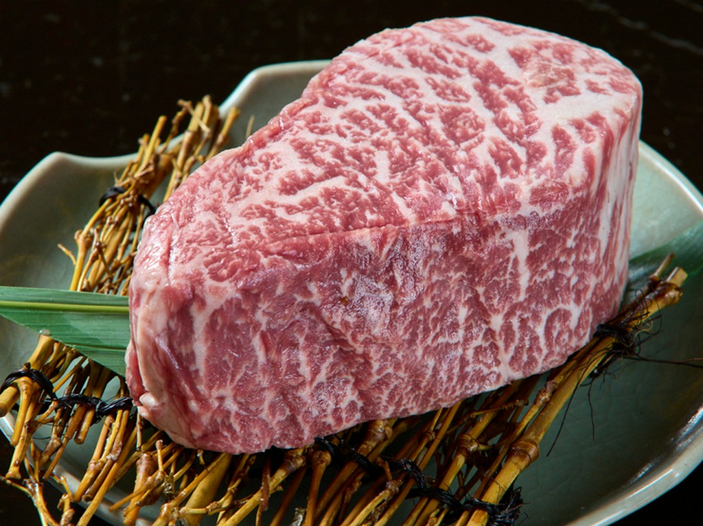 「石垣牛」と「美崎牛」、2つの旨みを食べ比べ