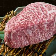 メインのお肉には、A4・A5ランクの厳選素材を用意。甘みとコクが魅力の「石垣牛」、きめ細かい霜降りが特徴の「美崎牛」。二つの個性的なブランド牛を味わい尽くせます。