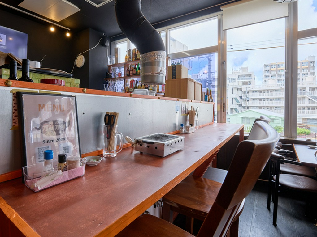 少人数でも気兼ねなく利用できるカウンター席