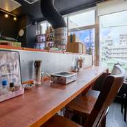 店内には少人数も気兼ねなく焼肉を楽しめるように、カウンター席を用意。お一人様利用も歓迎です。ブランド牛を自分のペースでじっくりと堪能できます。