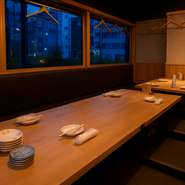 開放的なテーブル席は、最大80名様までのご宴会にも対応！！