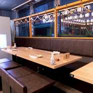 広々としたテーブル席