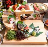 毎朝市場から仕入れている新鮮な魚介の素材そのものの旨みを活かした人気の「お刺身階段盛り」は、その時期の旬のものをご用意しております。職人が厳選した鮮魚をぜひさまざまなお料理でお召し上がりください。