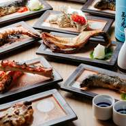 名物の炉端焼きはライブ感満載！大とろいわしや大海老など海の幸をじっくり香ばしく焼き上げました。