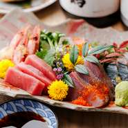 当店名物のお刺身盛り合わせは必食の価値あり！どこから食べようか迷ってしまう華やかな盛りつけでご提供♪