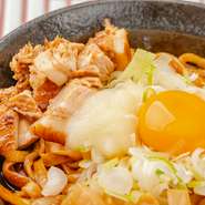 アルコールを使わずに仕上げた特製麺や、黒毛和牛をはじめとする北海道産の厳選素材など、細部にまでこだわり抜いた食材を使用。日々、多彩なラーメンの可能性を追求しています。