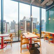 多数コンテスト受賞の本格的な味を、開放感あふれるフードコートで堪能できます。餃子や丼ものなど多彩なサイドメニューも揃い、家族それぞれの好みに合わせた食事が楽しめる一軒です。