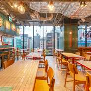 家族や友人、同僚とのひとときを心地よく過ごせる、洗練されたフードコート。約200席を備えた広々とした共用スペースは、落ち着きと気軽さが調和した空間で、自然と会話も弾むくつろぎの時間が流れます。