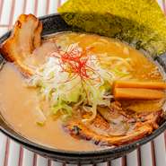 ラードを使わず、じゃが芋でとろみを出した味噌スープは、まるでポタージュのようなクリーミィさ。もちもちの麺と一体になり、優しくもしっかりとした旨みを感じさせてくれます。