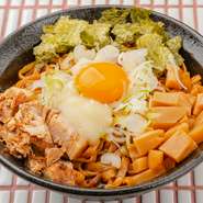 柔らかく存在感のあるチャーシューに、風味豊かなメンマと海苔のアクセント。卵黄のまろやかさにおろしニンニクの力強さが重なり、幾層もの旨みが口いっぱいに広がります。