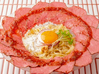 特別な一皿を求めるあなたに贈る、ココノススキノ限定『プレミアムまぜSOBAローストビーフ』