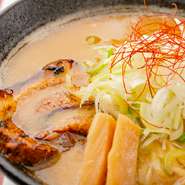 北海道産じゃが芋を使用した『じゃが白湯味噌らぁめん』は、道外の方にも北海道の豊かさを届けたいという想いから生まれました。「ALL JAPAN Ramen Contest 2018 in NY」では、総合グランプリを受賞しています。