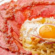 北海道産黒毛和牛を一頭買いしてつくられる「ローストビーフ」は、コストを抑えつつも品質にいっさいの妥協がない逸品。『プレミアムまぜSOBA』の具材や『丼』、単品メニューとして抜群のおいしさを誇ります。