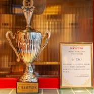 【MEN in EZO】は、札幌ラーメンの伝統を大切にしながらも、ひと工夫を加えた新しい味わいを追求しています。創意が光る一杯は、定番を知る大人の好奇心を、そっとくすぐることでしょう。