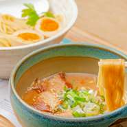 小麦を丸ごと挽いて栄養と風味を引き出す「一本挽き」小麦を使用した極太麺。豊かな香りと力強い味わいが特長の麺は、濃厚で芳醇なつけ汁と絶妙に調和し、食後にも深い余韻が残る完成度の高い一杯です。