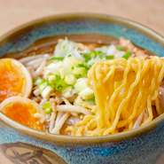 札幌ラーメン王道の「中太縮れの卵麺」が、濃厚な味噌スープによく絡み、一口ごとに旨みが広がる一杯。スープは魚介だしと豚骨、味噌のコクが絶妙に合わさり、深みのある味わいです。
