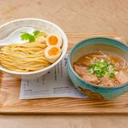 【風来堂】が誇る『札幌つけ麺』は、店主自ら考案した渾身の一杯。香り高い一本挽きの小麦を使用した麺と、力強い魚介味噌の濃厚スープが絶妙に絡み合い、深い満足感を与えてくれます。
