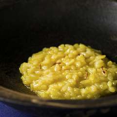 土の温もりが伝わる陶器にサフランの鮮やかな色彩が美しく映える『リゾットアッラミナラーゼ』