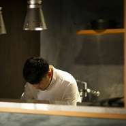 ジオラマ、パノラマ、伝統的、温度など、コースを構成する料理の一つ一つが驚きに満ちています。「記憶に残る時間を過ごして欲しい。」と話す鹿澤シェフの狙い通り、ゲストの心をつかみます。