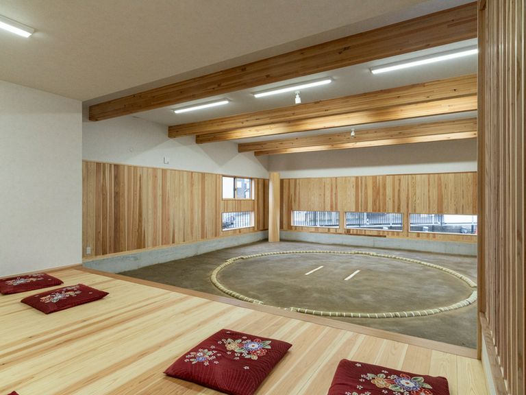 相撲部屋で日常的に食されている鍋料理「ちゃんこ鍋」を堪能