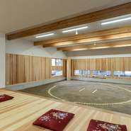 昔から受け継がれてきた「ちゃんこ鍋」。【相撲茶屋たごちゃん】では、相撲部屋において、日常的に食されている鍋料理「ちゃんこ鍋」を楽しめます。また、店内には相撲部屋と同じ本物の土俵も用意されています。