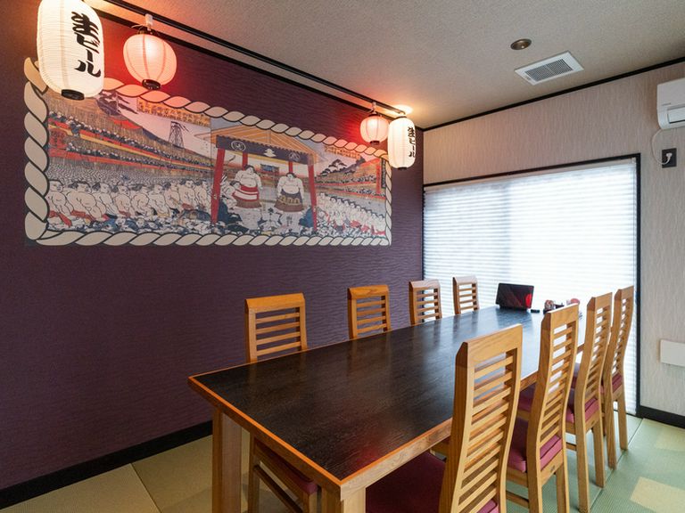 程よい彩りと賑わい。相撲の粋と、和モダンの静けさが息づく空間