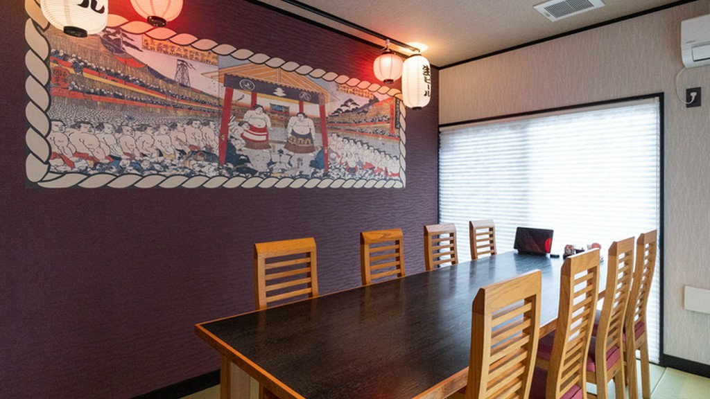 程よい彩りと賑わい。相撲の粋と、和モダンの静けさが息づく空間