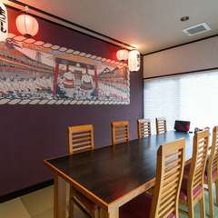 程よい彩りと賑わい。相撲の粋と、和モダンの静けさが息づく空間