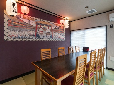 程よい彩りと賑わい。相撲の粋と、和モダンの静けさが息づく空間