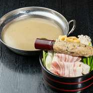 丁寧に引いたこだわりの“だし”と、季節の素材が織りなす渋味深い味わい。心も身体も温まる、店自慢のちゃんこ鍋です。塩炊きのほか、醤油炊きと味噌炊きが通年、そのほかにも季節限定の味わいが楽しめます。