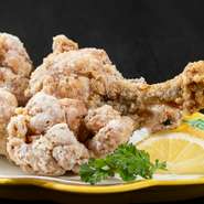 メインの鍋メニューに添えられる、サイドメニューの人気ナンバーワンがこちら。新鮮な鶏手羽元を使用し、かぶりつけば、肉と皮の間から、ジューシーな肉汁がジュワッと溢れます。