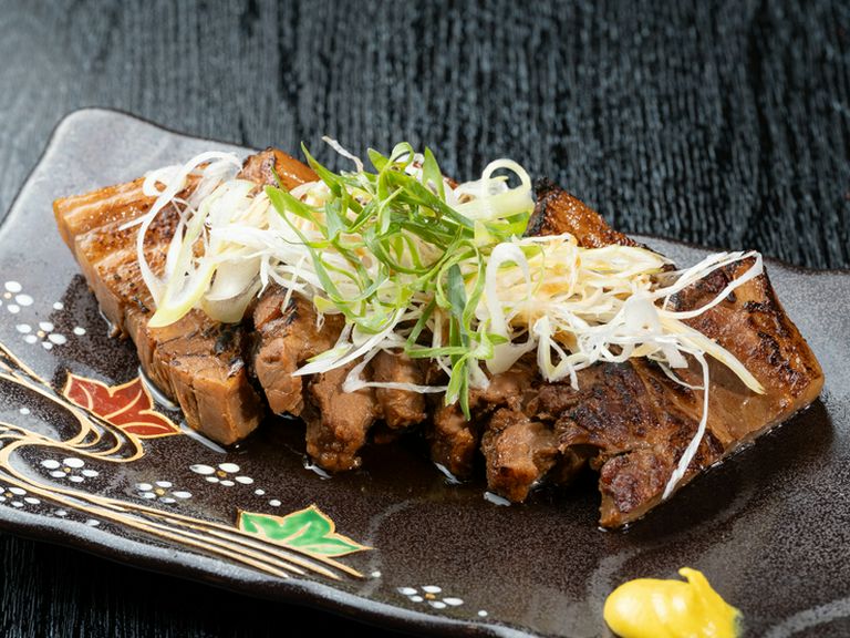 ネギまみれ。中までしっかりと染みこんだ、旨みと柔らかさが絶品『炙りチャーシュー』