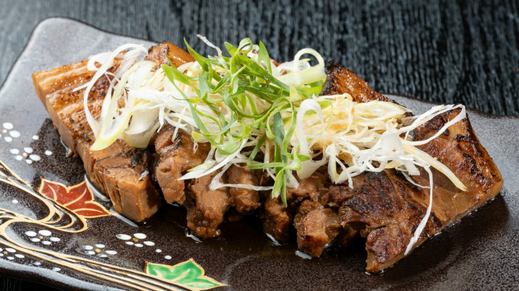 ネギまみれ。中までしっかりと染みこんだ、旨みと柔らかさが絶品『炙りチャーシュー』