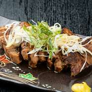 秘伝のタレに漬け込んだ後、じっくりと時間を掛けて煮込まれたチャーシューを、たっぷりのネギと共に楽しむ逸品。提供前に軽く炙ることにより、芳ばしい香りに包まれ、食欲が更にアップすること間違いありません。