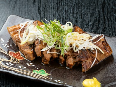 ネギまみれ。中までしっかりと染みこんだ、旨みと柔らかさが絶品『炙りチャーシュー』