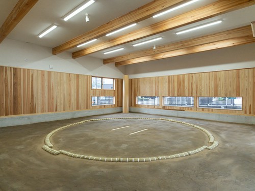 店内には本物の土俵も用意され、間近に見る事もできます。