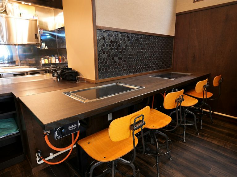 デート・お一人様に。少人数でもんじゃを楽しめるカウンター席