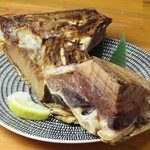 新鮮なマグロのカマをご注文頂いてから焼き上げます。ホクホクした食べ応えは新鮮で脂が乗ったマグロのカマならではで、美味しくて最高に日本酒に合います！！