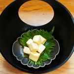 クリームチーズカキしょうゆ漬け？？名前をきいてもピンとこないですよね！ただその名の通り、クリームチーズをカキ醤油に漬けておりまして、お味はすご～く濃くお酒が進むこと間違いない珍しい酒肴です。