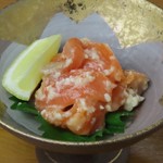 新鮮なサーモンを塩こうじでじっくり漬け込んだお料理です。かぼすを添えてありますが、最初はかぼすをかけずにそのまま食していただき、味に飽きてきたらかぼすをかけて食べてみてください。