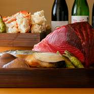 江戸時代、冷蔵庫も氷もなかった時代の“鮨の保存技術”。その精神を受け継ぎつつ、現代技術を融合し、独自開発の製法で、地魚や旬魚をベストな状態で熟成・凍結しています。本格的な江戸前鮨を年間を通じて提供。